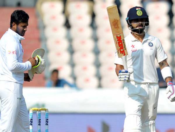 এক মরসুমে দেশের মাটিতে মোট দ্বিতীয় সর্বোচ্চ রান এখন বিরাট কোহালির দখলে। প্রথমে রয়েছেন বীরেন্দ্র সহবাগ। তাঁর মোট রান ১১০৫। বিরাটের ঝুলিতে রয়েছে ১০৭৫ রান। তিনি টপকালেন গ্রাহাম গুচকে।