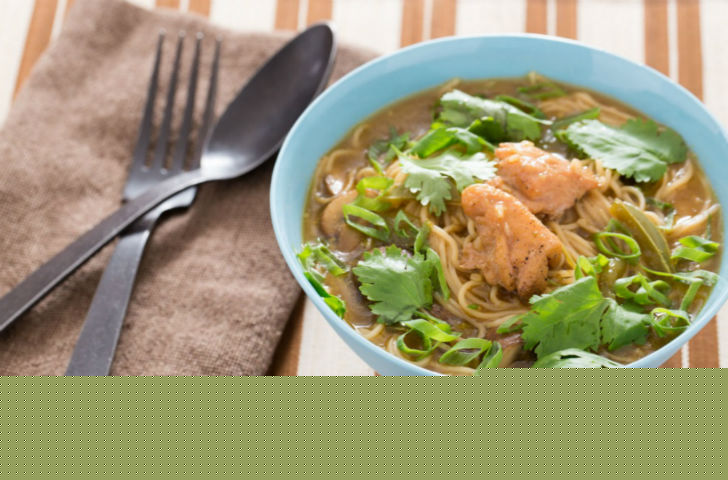 থাই চিকেন নুডল স্যুপ: <br> 
এই নুডল স্যুপ স্বাস্থ্যের পক্ষে যেমন উপকারী রান্না করাও বেশ সহজ। মাশরুম, মিষ্টি আলু, টোম্যাটো সহযোগে <br> মন কাড়বে থাই চিকেন নুডল স্যুপ। ১ টেবল-চামচ পিনাট ওয়েলে চিকিন <br> ভেজে নিন হাল্কা বাদামি করে। এর পর বেল পিপার্স, মিষ্টি আলু ও মাশরুম ভেজে নিন হাল্কা আঁচে। এর পর পিনাট <br> বাটার-এ চিকেন স্ট্রু, নারকেলের দুধ, সয়া সস, লাইম জুস, ব্রাউন সুগার দিয়ে কিছু ক্ষণ ফ্রায়িং প্যানে নাড়াচাড়া করুন। <br> কিছু ক্ষণ পর এর মধ্যে ভেজে রাখা চিকেন, মাশরুম ও বাকি সব্জি দিয়ে <br> তার মধ্যে সেদ্ধ করে রাখা নুডলস যোগ করুন। কিছু ক্ষণ পর আঁচ থেকে নামিয়ে গরম গরম খান।