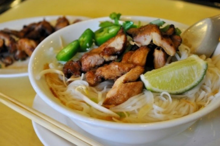 গ্রিলড চিকেন নুডল: <br> 
চিকেন গ্রিল করে নিন। পছন্দের সমস্ত সব্জি ভেজে রাখুন। নুডলস সেদ্ধ করে নুডলসের সঙ্গে মিশিয়ে <br> দিন গ্রিলড চিকেন ও সেদ্ধ সব্জি। একঘেয়ে নুডলসের স্বাদই বদলে যাবে।