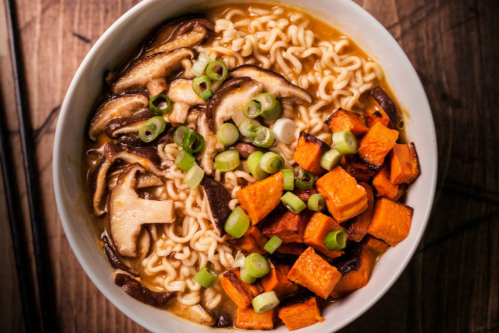 রোস্টেড পোট্যাটো নুডলস: <br> 
বেকিং শিটের ওপর আলু দিয়ে প্রথমেই তা রোস্ট করে নিন। এ বার প্যানে তেল গরম করে কুচি করে কাটা আদা, <br> রসুন, মাশরুম ভাজুন। অন্য পাত্রে নুডল সেদ্ধ করে তার সঙ্গে মিশিয়ে দিন ভেজে রাখা সব্জিগুলো। <br> আঁচ থেকে নামিয়ে রোস্টেড পট্যাটো দিয়ে টপিং করুন। স্বাদে নতুনত্ব আসবে।