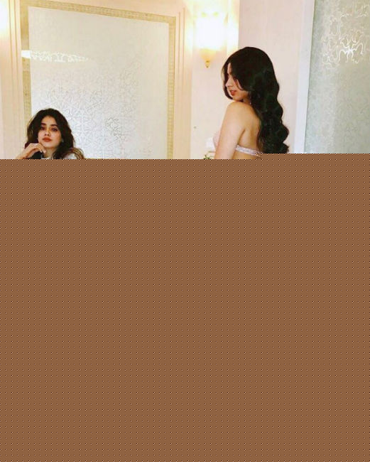 ১৯ বছরের জাহ্নবী ও ষোলো বছরের খুশির ছটায় জমকালো বিয়ের আসর।