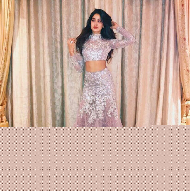 ডিজাইনার পোশাকে জাহ্নবী।