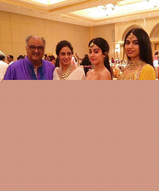 দুই মেয়ে ও স্ত্রী শ্রীদেবীকে নিয়ে বিয়ের আসরে সপরিবার বনি কপূর।