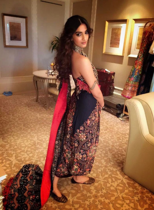 অনামিকা খন্নার ডিজাইনার পোশাকে অপরূপ সোনম।