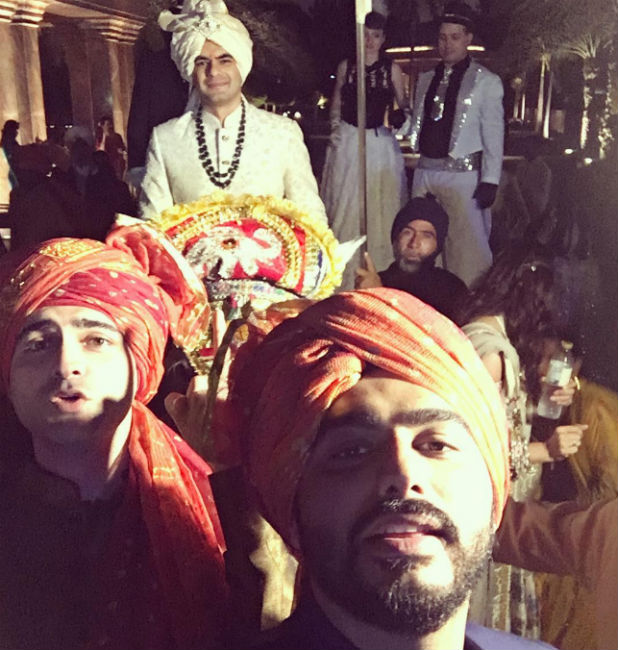 হাজির হলেন বর অক্ষয়।