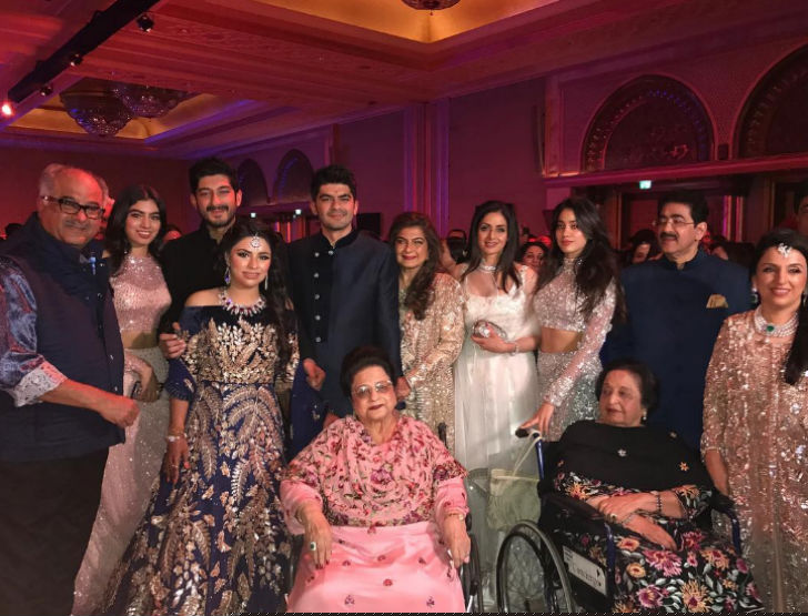 নবদম্পতির সঙ্গে এক ফ্রেমে গোটা কপূর পরিবার।