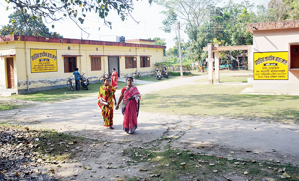 অবহেলায়: বহু মানুষের ভরসা ভাদুরিয়ার এই হাসপাতাল। নিজস্ব চিত্র

