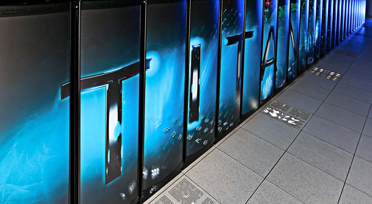 ক্রে টাইটান- তৃতীয় স্থানে রয়েছে মার্কিন যুক্তরাষ্ট্রের সুপার কম্পিউটার ক্রে টাইটান। বিজ্ঞান ভিত্তিক প্রোজেক্টের জন্য ওক রিজ ন্যাশনাল ল্যাবরেটরি এই সুপার কম্পিউটারটিকে ব্যবহার করছে। চিনের তৈরি প্রথম দু’টি সুপার কম্পিউটারের থেকে বেশি স্পেস রয়েছে এই কম্পিউটারের। ৪০ পেটা বাইট (৪০ লক্ষ গেগা বাইট) জায়গা সম্পন্ন কম্পিউটারের স্পিড রয়েছে ১৭.৫৯ পেটা বাইট ফ্লপ প্রতি সেকেন্ড (ফ্লোটিং-পয়েন্ট অপারেশনস)। টাইটান তৈরি করতে খরচ হয়ছে ৯ কোটি ৭০ লক্ষ মার্কিন ডলার।