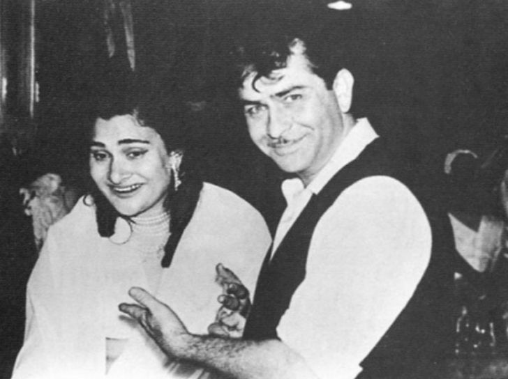 রাজ কপূর-কৃষ্ণা রাজ কপূর: <br> 
কৃষ্ণাবাস রাজ কপূরের সঙ্গে সম্বন্ধ করে বিয়ে হয়েছিল রাজ কপূরের। রাজের বাবা পৃথ্বীরাজ কপূরের এক দুরসম্পর্কের কাকার মেয়ে ছিলেন কৃষ্ণা।