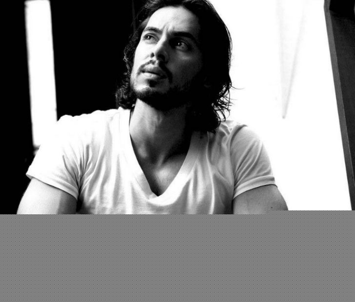 ডিনো মোরিয়া: <br> 
বলিউড থেকে বিদায় নেওয়ার পর হোটেল ব্যবসাতেই মন দিয়েছেন দিনো। তাঁর ‘ক্রেপ স্টেশন ক্যাফে’র একটি চেন <br> সারা ভারতেই রয়েছে। এখানকার প্যানকেক, এগ বেনেডিক্ট খুবই জনপ্রিয়।