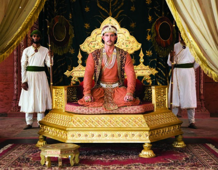 যোধা আকবর: <br> 
এই ছবির দুর্দান্ত কস্টিউম নজর কেড়েছিল দর্শকদের। তার মধ্যে স্বয়ং আকবরের ড্রেস তো একটু স্পেশাল হবেই।<br> হৃত্বিকের কস্টিউমের দাম ছিল ২ লক্ষ টাকা।