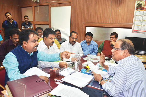 TMC Councillors gave Threat to the mayor Ashok Bhattacharya