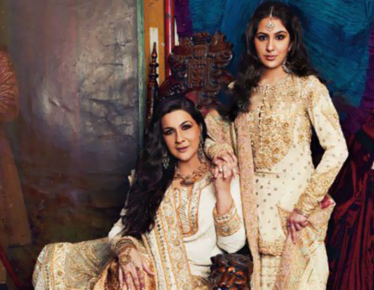 অমৃতা সিংহ ও সারা আলি খান:<br> 
একই রকম চোখ, একই রকম মুখের আদল। মায়ের মতোই সুন্দরী সারাও।