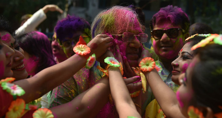 রঙিন... আবিরের ছোঁয়ায় শোভনদেব চট্টোপাধ্যায়।