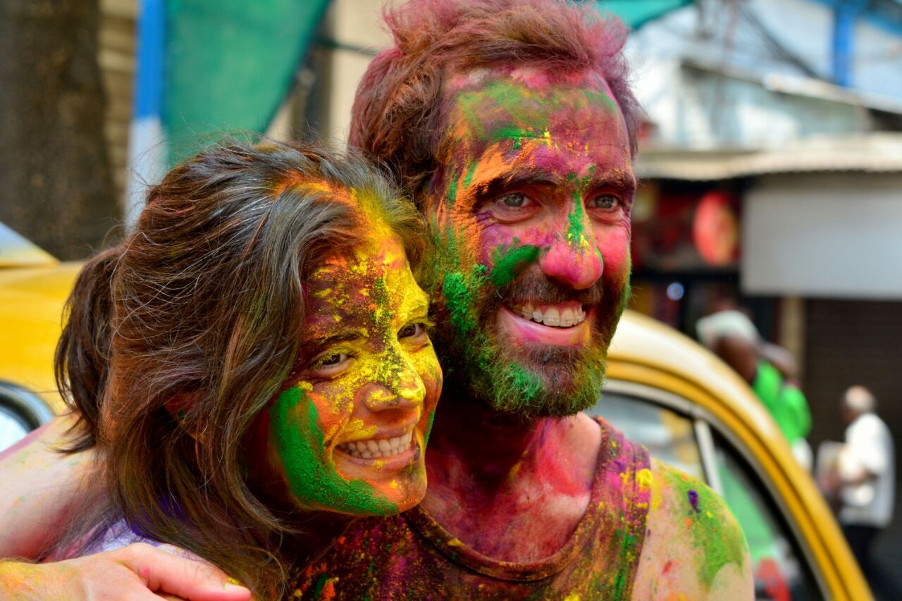 নিউ মার্কেটের কাছে সদন স্ট্রিটে প্রতি বছরই বিদেশিরা রং খেলায় মেতে ওঠেন।