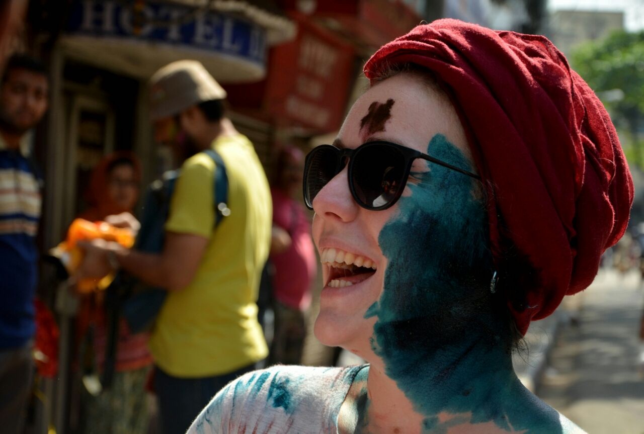 প্রতিবছরের মতো এ বারেও অন্য দেশ থেকে আসা অতিথিরা রং খেলায় মেেতে উঠেছিলেন।