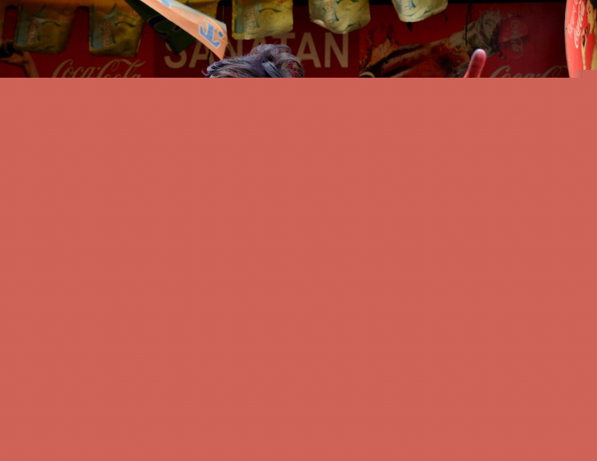 নিউ মার্কেট চত্বরে বিদেশিদের রং খেলা দেখতে হাজির হয়েছিলেন বহু মানুষ।