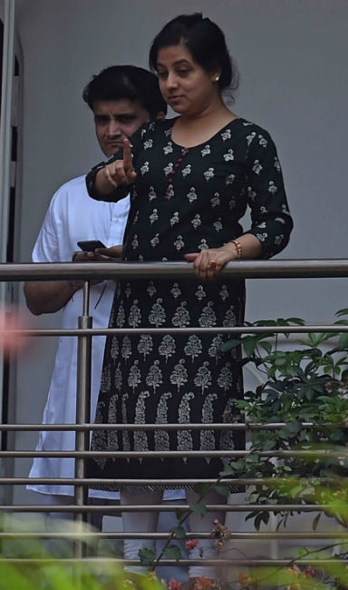 খেলব না রং... ডোনার সঙ্গে সৌরভ।