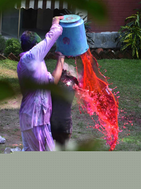 নিজের বাড়িতে এ ভাবেই দোলের রঙে মেয়ের সঙ্গে সৌরভ।