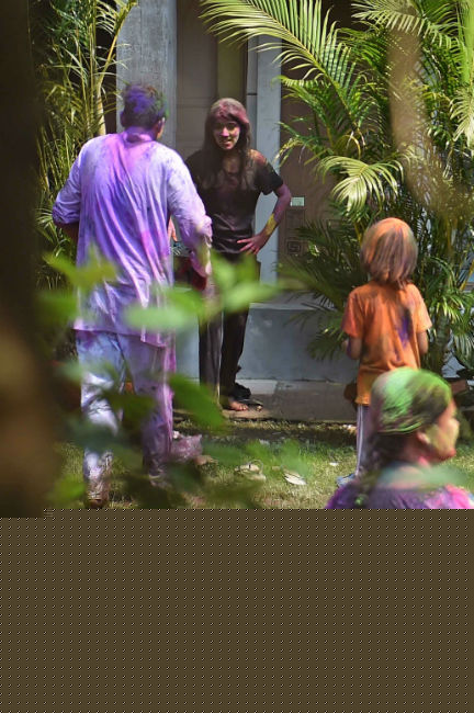 মেয়ে সানার সঙ্গে রঙের খেলায় মাতলেন সৌরভ।