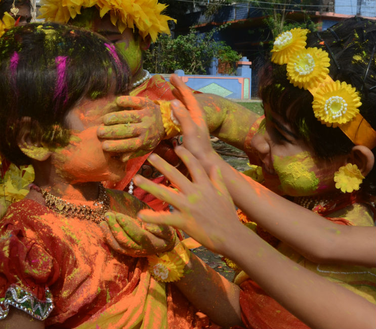 আবির মাখানো... বারাসতে দোলের আনন্দে দুই খুদে।