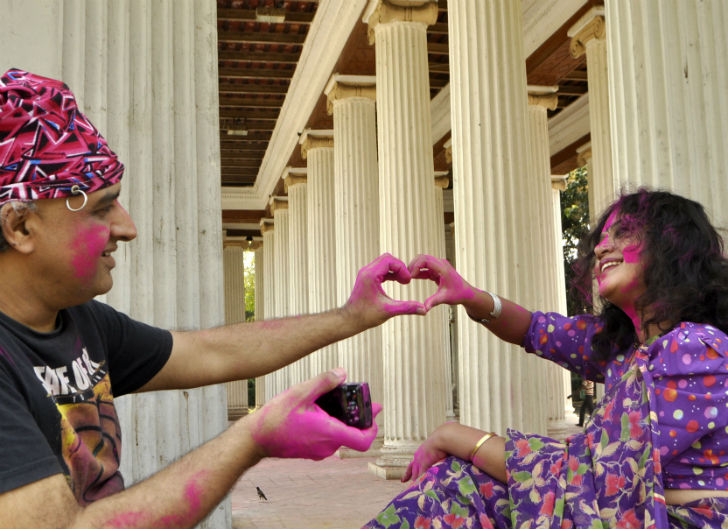 মন রাঙানোর খেলায়... প্রিন্সেপ ঘাটে ফ্রেমবন্দি যুগল।