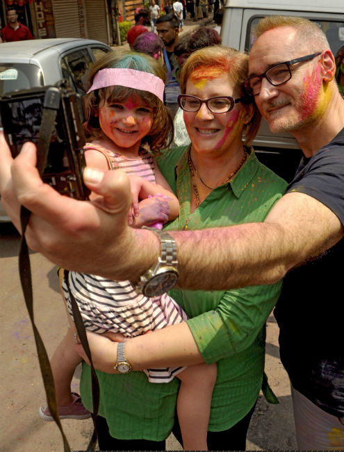 সদর স্ট্রিটে ঘোরাফেরার ফাঁকে ফ্রেমবন্দি পরিবার।