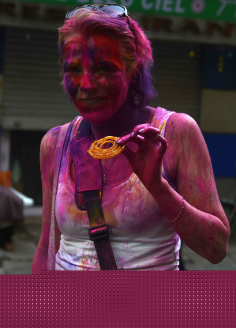 রঙে-রসে। সদর স্ট্রিটে এক বিদেশিনী।