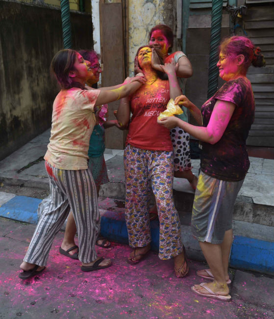 রঙের খেলায়... শহরের কোণে চোখে পড়ল এ রকম ছবি।