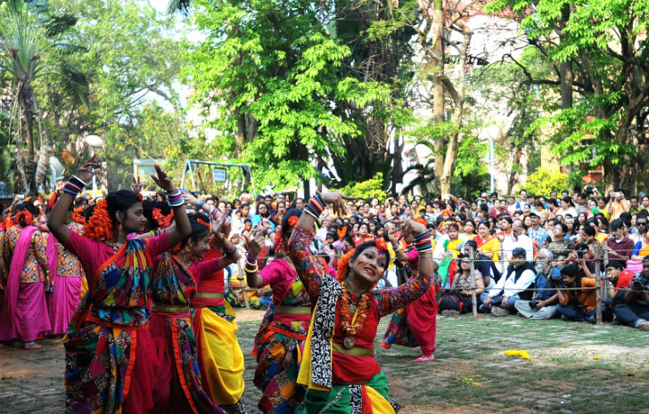 রং যেন মোর মর্মে লাগে...গল্ফগ্রিনে ধুমধাম করে পালিত হচ্ছে বসন্তোৎসব।