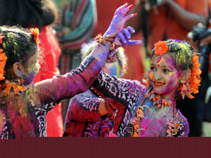 শান্তিনিকেতনের আদলে শহরের অনেক জায়গাতেই নাচ-গান-উৎসবে মেতে উঠেছিল মানুষ। বাদ ছিল না ছোটরাও।