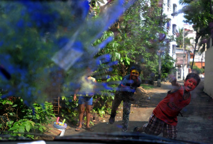 সেই ভাবে কোনও অপ্রীতিকর ঘটনার খবর এখনও পর্যন্ত পাওয়া যায়নি। দুপুর ১টা পর্যন্ত পাওয়া খবর অনুযায়ী গোটা রাজ্য জুড়ে শান্তিতেই দোল উৎসব পালিত হচ্ছে।