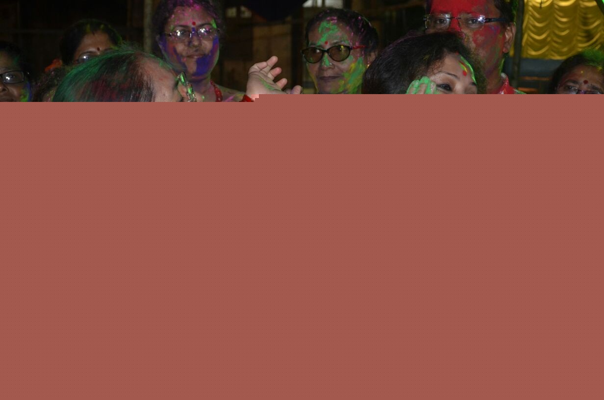 আজ সবার রঙে রং মেশাতে। মণিরামপুরে রং খেলায় মেতেছেন বাসিন্দারা।