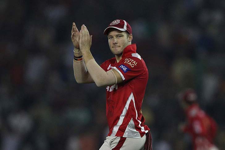 কিঙ্গস ইলেভেন পঞ্জাব (৮ অধিনায়ক) - আইপিএলের সবচেয়ে ব্যর্থ টিম বললে কিঙ্গস ইলেভেন পঞ্জাবকে বলা যেতে পারে। ৮ বার অধিনায়ক বদলেছে এখনও কাপ আসেনি প্রীতি জিন্টাদের ঘরে। যুবরাজ সিংহ নেতৃত্ব দেন প্রথম আইপিএল। পরের বছর তাঁকে সরিয়ে পঞ্জাব দলের জন্য একের পর অধিনায়ক ব্যবহার করা হয়েছে। কুমার সাঙ্গাকারা, মাহেলা জয়বর্ধনে, অ্যাডাম গিলক্রিস্ট, ডেভিড হাসি, জর্জ বেইলি, ডেভিড মিলার এমন কী মুরলি বিজয়ও অধিনায়ক হয়েছেন। এর পর গ্লেন ম্যাক্সওয়েলকে অধিনায়ক করেছে পঞ্জাব দল।