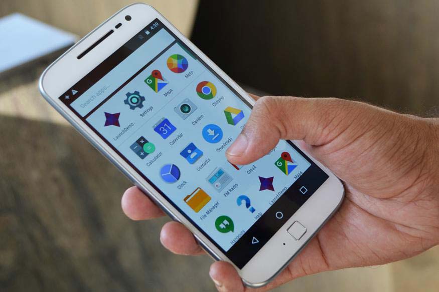 রেয়ার ক্যামেরা ১২ মেগা পিক্সেল এবং ফ্রন্ট ক্যামেরা ৫ মেগা পিক্সেল রয়েছে মোটো জি ফাইভে।