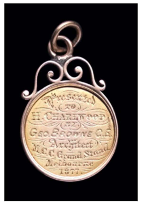 প্রথম উইকেট পড়ে চার ওভারের মাথায়। অ্যালেন হিলের বলে মাত্র এক রানে আউট হন ন্যাট থম্পসন। অর্থাত্ টেস্টের ইতিহাসের প্রথম উইকেট শিকারি বোলার হয়ে যান হিল। প্রথম শিকার থম্পসন।