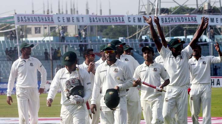 আজ বাংলাদেশের ১০০ তম টেস্ট। আজই শুরু হয়েছিল বিশ্বের প্রথম টেস্ট। এক সারিতে সময় মিলিয়ে দিল এই দুই ঘটনাকে। তবে বাংলাদেশ প্রথম টেস্ট খেলেছিল ২০০০ সালে। ঢাকায় একটি টেস্ট খেলতে যায় সৌরভ গঙ্গোপাধ্যায়ের দল।