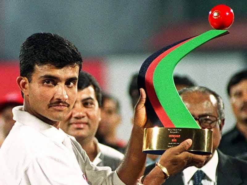 ক্রিকেট ইতিহাসের প্রথম টেস্টের সঙ্গে বেশ কয়েকটি মিল ছিল বাংলাদেশ টেস্টেও। অভিষেক টেস্টে প্রথম শতরান করেন আমিনুল ইসলাম (১৪৫)। প্রথম ইনিংসে ৪০০ রানের বড় স্কোর খাড়া করে বাংলাদেশ। জবাবে ভারতও করে ৪২৯ রান। কিন্তু দ্বিতীয় ইনিংসে ভারতীয় বোলিং দাপটে তাসের ঘরের মতো ভেঙে যায় বাংলাদেশি ব্যাটিং লাইনআপ। মাত্র ৯১ রান করে ৬৩ রানের টার্গেট দেয় তারা। যদিও সে টেস্ট হারতে হয়ছিল বাংলাদেশকে। ৪ দিনে খেলা শেষ হয় তাদেরও।