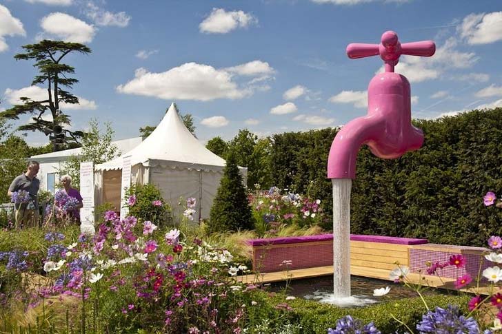 আসল বিষয়টা হল, বিশাল কলের মুখগুলো লম্বা কাচের নলের মাধ্যমে যুক্ত।