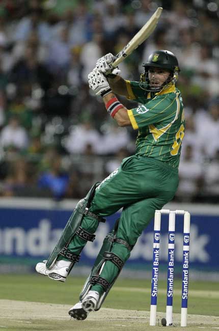 হার্শেল গিবস: দক্ষিণ আফ্রিকার ক্রিকেট ইতিহাসের অন্যতম প্রতিভাবান ব্যাটসম্যান গিবসের হাত ধরেই সে দিন ম্যাচ জিতেছিল দক্ষিণ আফ্রিকা। ১১১ বলে ১৭৫ রানের বিধ্বংসী ইনিংসে ছিল ২১টি বাউন্ডারি এবং ৭টি ওভার বাউন্ডারি। ২০১০ পর্যন্ত নিয়মিত আন্তর্জাতিক ক্রিকেট খেলা গিবস গত বছরও খেলেছেন মাস্টার্স চ্যাম্পিয়ন্স লিগে।