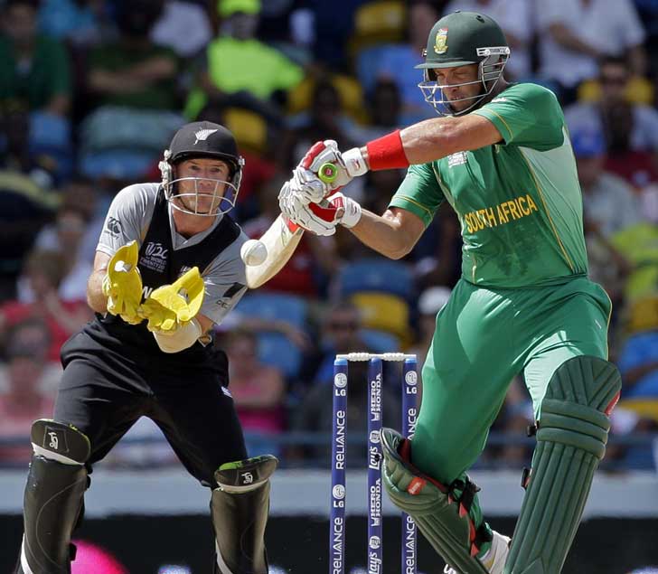 জাক কালিস: এই প্রজন্মের সেরা অলরাউন্ডারদের অন্যতম কালিস কিন্তু সে দিন একেবারেই ছাপ ফেলতে পারেননি। ৬ ওভারে ৭০ রান দেওয়ার পাশাপাশি ব্যাট হাতে ২১ বলে মাত্র ২০ রান করেছিলেন। ২০১৩ সালে শেষ হয় তাঁর বর্ণময় ক্রিকেট জীবন। নাইট রাইডার্সের হেড কোচের নামে একটি স্কলারশিপও চালু রয়েছে।