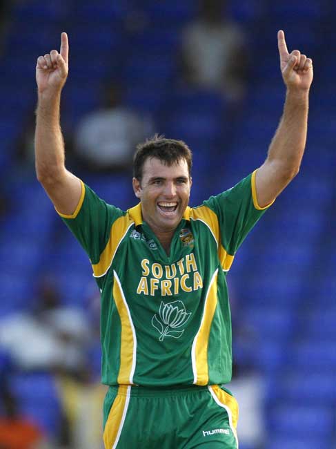 জাস্টিন কেম্প: সে দিন ম্যাচ জেতানোয় দক্ষিণ আফ্রিকার এই অলরাউন্ডারের তেমন কোনও ভূমিকা ছিল না। এক ওভার বল করে ১৪ রান দেওয়া কেম্প ব্যাট হাতে ১৭ বলে ১৩ রান করেছিলেন। প্রথমে আইসিএল এবং পরে আইপিএল খেলা কেম্প এখনও টি২০ ক্রিকেট খেলছেন।