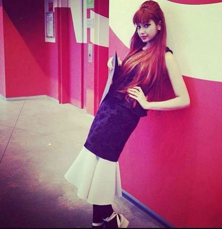 নিউ ইয়র্কের পার্সনস স্কুল অব ডিজাইন থেকে ফ্যাশন নিয়ে পড়াশোনা করেছেন ২২ বছরের আদা।