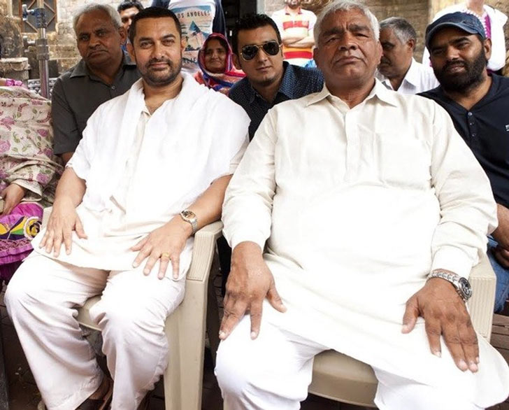 দঙ্গল (২০১৬): <br> কুস্তিগীর মহাবীর ফোগটের জীবন নিয়ে তৈরী ‘দঙ্গল’। গত বছরের বলিউডের সবচেয়ে বড় হিট ফিল্ম এটি। <br> মহাবীরের চরিত্রে অভিনয় করতে গিয়ে আমির তাঁর শরীরের ওজন কমপক্ষে ৩০ কেজি বাড়িয়েছিলেন। <br> বয়স্ক আমিরের লুক চমকে দিয়েছিল সবাইকে। চমকে দিয়েছিল আমিরের কম বয়সের লুকও।