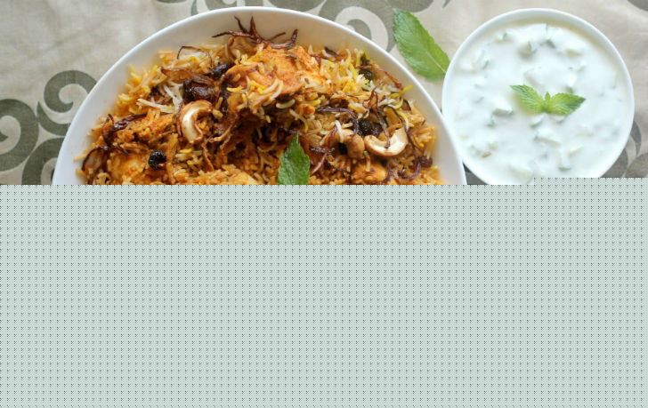 হায়দরাবাদি বিরিয়ানি: <br> 
অউরঙ্গজেব সিংহাসনে বসে নিজা-উল-মুলককে হায়দরাবাদের নিজাম নিযুক্ত করেন। তাঁর রাঁধুনি ছিলেন <br> বিরিয়ানি রান্নায় পটু। প্রায় ৫০ রকম বিরিয়ানি বানাতে পারতেন তিনি। তবে এই বিরিয়ানির ‘ইউএসপি’ <br> ছিল বিভিন্ন ধরনের মাংস। মাছ, চিংড়ি, হরিণ, খরগোশের মাংস দিয়ে দুর্দান্ত বিরিয়ানির পদ <br> রান্না হত নিজাম মহলে। সঙ্গে থাকত মিঠে আতরের সুবাস, কেশর আর জাফরানের নিখাদ প্রেম।