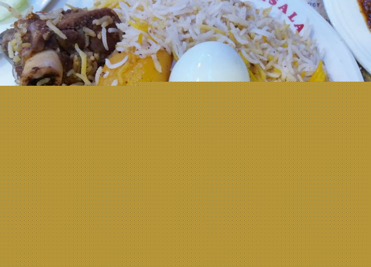 কলকাতা বিরিয়ানি: <br> 
১৮৫৬ সালে কলকাতায় আসলেন ওয়াজেদ আলি শাহ। যেন সঙ্গে করে নিয়ে এলেন কলকাতার প্রাণ ভোমরাকে। <br> মুঘল আর হায়দরাবাদি বিরিয়ানি থেকে একটু একটু ধার করে আর অনেকটাই <br> নিজের সৃষ্টিশীলতায় বানিয়ে ফেললেন কলকাতাইয়া বিরিয়ানি। গাওয়া ঘি আর রসালো সাদা-হলুদ <br> ভাতের সঙ্গে জুড়ে দিলেন সুসিদ্ধ হাল্কা ভাজা আলু আর ডিমকে। আর সেই নতুন বিরিয়ানির জাদুতে মজল ক্যালকেশিয়ানরা।