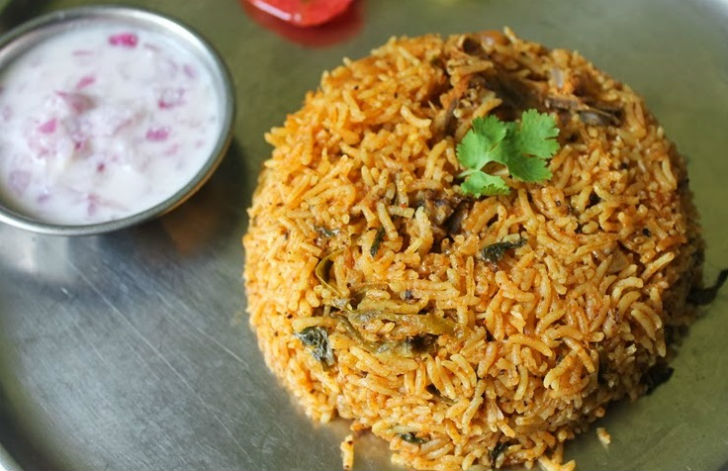 দিনদিগুল বিরিয়ানি: <br> 
চেন্নাইয়ে গেলে কিছুতেই মিস করবেন না দিনদিগুল বিরিয়ানি। কলাপাতার উপর জিরা সম্বর চাল আর ছোট <br> টুকরো করা মাংসের অপূর্ব সমাহার। সঙ্গে যোগ্য সঙ্গত করবে দই আর কাঁচা পেঁয়াজ।