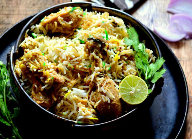 লখনউ বিরিয়ানি: <br> 
তুলনায় একটু কম মশলাযুক্ত হয় এই বিরিয়ানি। অনেকটা অওধি বিরিয়ানির স্টাইলে রান্না হয় এটি। তবে তৈরি করতে সময় <br> লাগে অনেকটা। মাংসের স্টক দিয়ে ধীরে ধীরে সিদ্ধ করা হয় লক্ষ্ণৌ বিরিয়ানি। সময় লাগে প্রায় ঘণ্টা দু’য়েক।