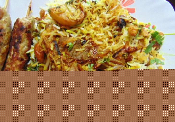 মেমোনি বিরিয়ানি: <br> 
গুজরাতের সিন্ধে এই বিরিয়ানির চল বেশি। সাধারণত ভেঁড়ার মাংস, ইয়োগার্ট, ভাজা পেঁয়াজ <br> আর নানান ধরনের মশলা দিয়ে তৈরি হয় এই বিরিয়ানি।