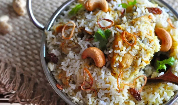 থালেসারি বিরিয়ানি: <br> 
মিষ্টি-নোনতা স্বাদের হয় এই বিরিয়ানি। নরম চিকেন উইঙ্গস, হালকা মশলা, কাইমা চাল, রোস্টেড কাজু, ড্রাই ফ্রুটস <br> দিয়ে তৈরি হয় এই ডিশ। মাংস আর চাল আলাদা ভাবে রান্না করে পরিবেশনের সময় মিশিয়ে দেওয়া হয়।